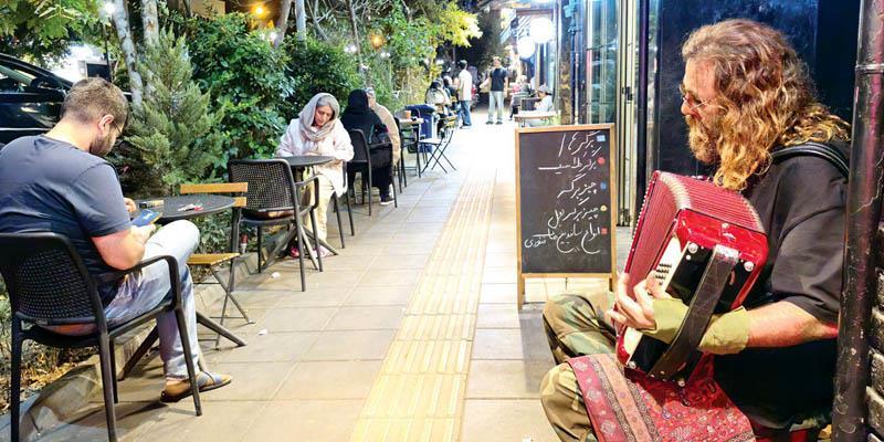 خیابان‌ در تصرف کافه‌ها