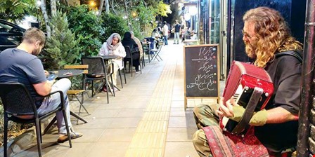 خیابان‌ در تصرف کافه‌ها