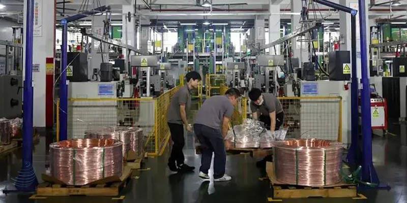 کارخانههای آسیا با خوشی به استقبال سال جدید رفتند کارخانههای آسیا با خوشی به استقبال سال جدید رفتند