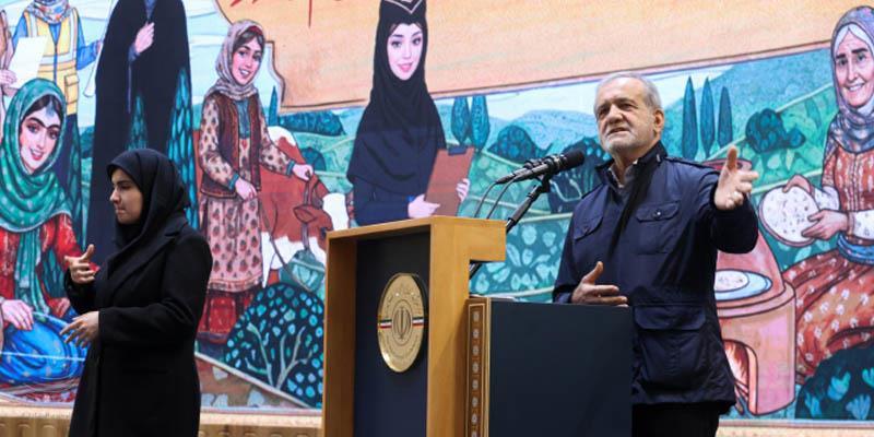 زنان سازندگان آینده کشور و هدایت‌گر رفتارهای فرزندان و همسران خود هستند