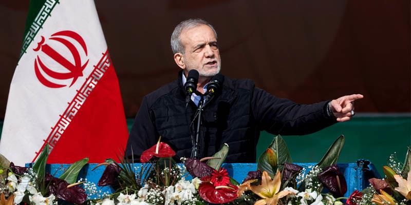 می‌گویند می‌خواهیم مذاکره کنیم، اما تمام توطئه‌های ممکن برای به زانو درآوردن ایران را هم امضا و اعلام می‌کنند