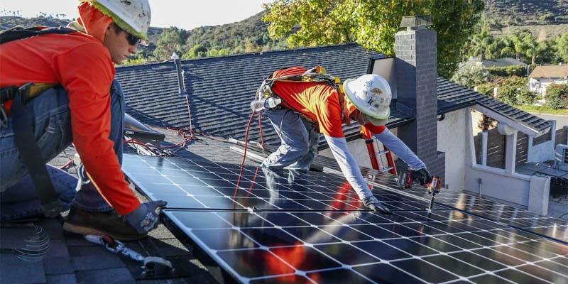 چگونه افزایش قیمت پنل‌های خورشیدی در سال ۲۰۲۶ گریبان آمریکایی‌ها را می‌گیرد؟